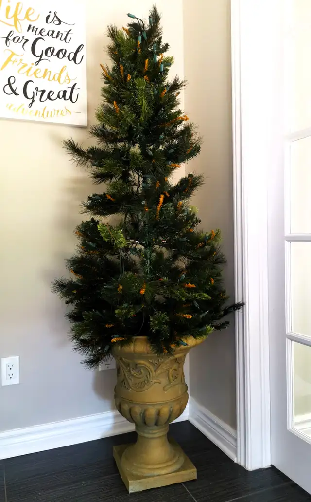 6 Feet Christmas Tree with Lights and Traditional Pot - Photo 4