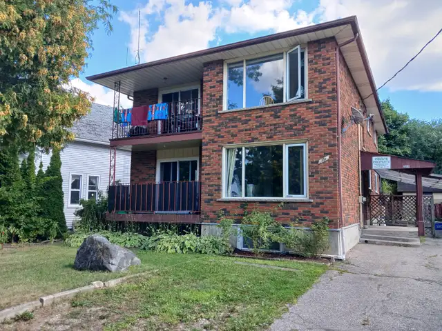 Room for rent in quiet triplex. Close to bus route, plaza, - Photo 4