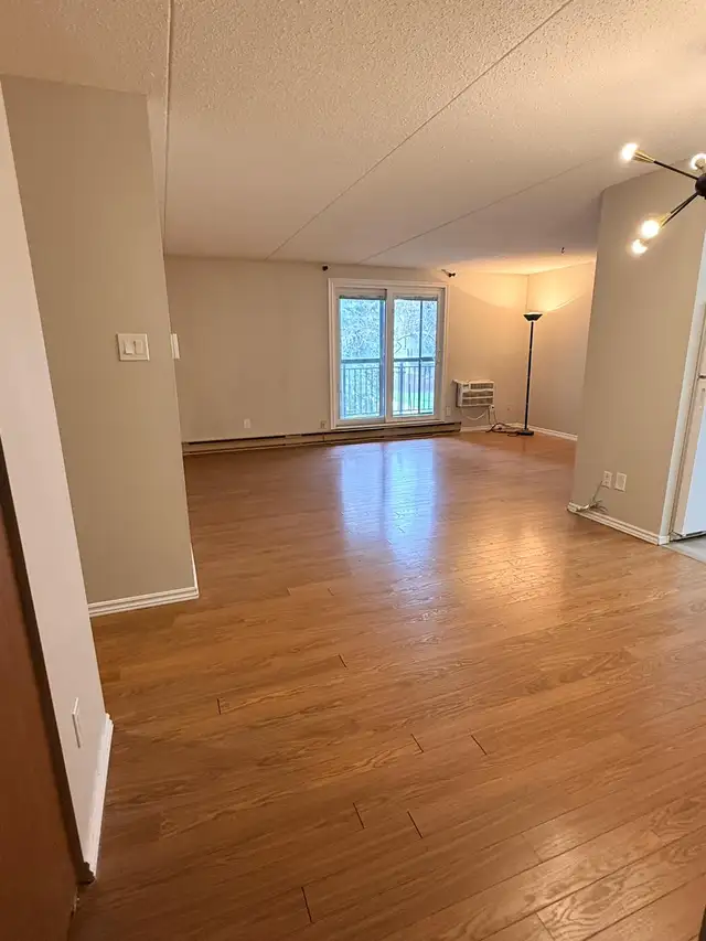 Quiet 2BR in River Heights / Tuxedo Facing Green Space