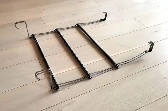 Stainless Steel Hanger RackStainless Steel Hanger Rack    $8.00 - Photo 2