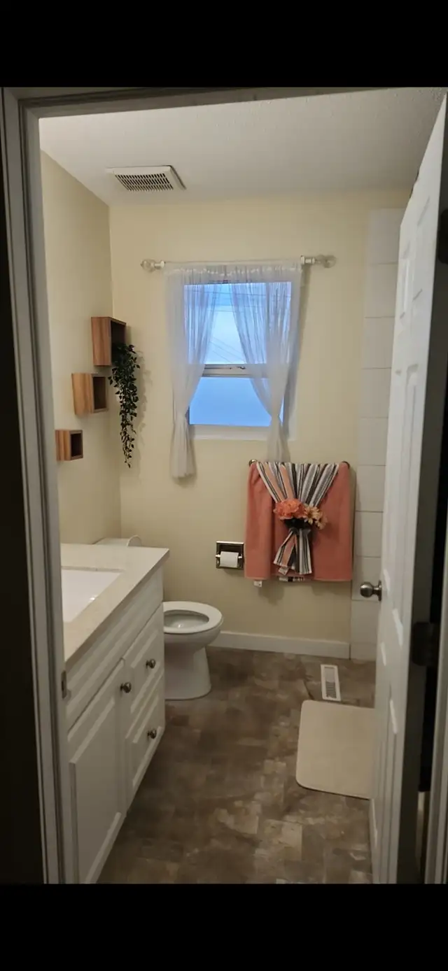 Beautiful 3 bedroom 2 bath. Great for a family - Photo 9