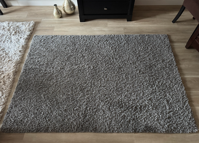 Tapis gris à poils longs IKEA Hampen – Très bon état à vendre