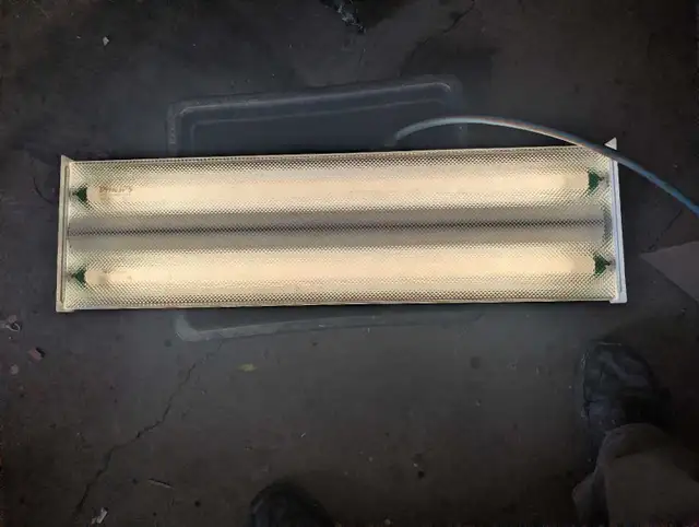 24-In fluorescent fixture with electronic ballast
