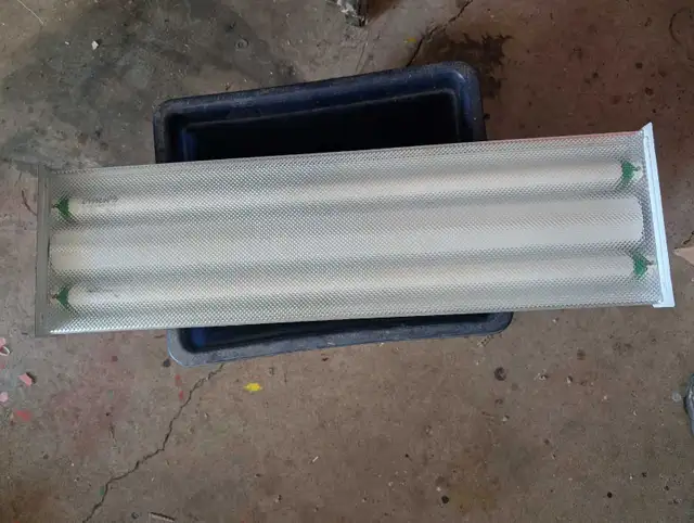 24-In fluorescent fixture with electronic ballast - Photo 2