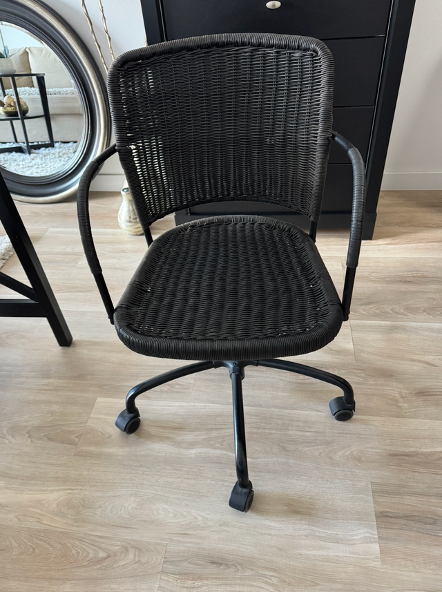 Chaise osier pivotante à roulette Ikea en très bon état à vendre