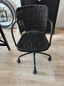 Chaise osier pivotante à roulette Ikea en très bon état à vendre