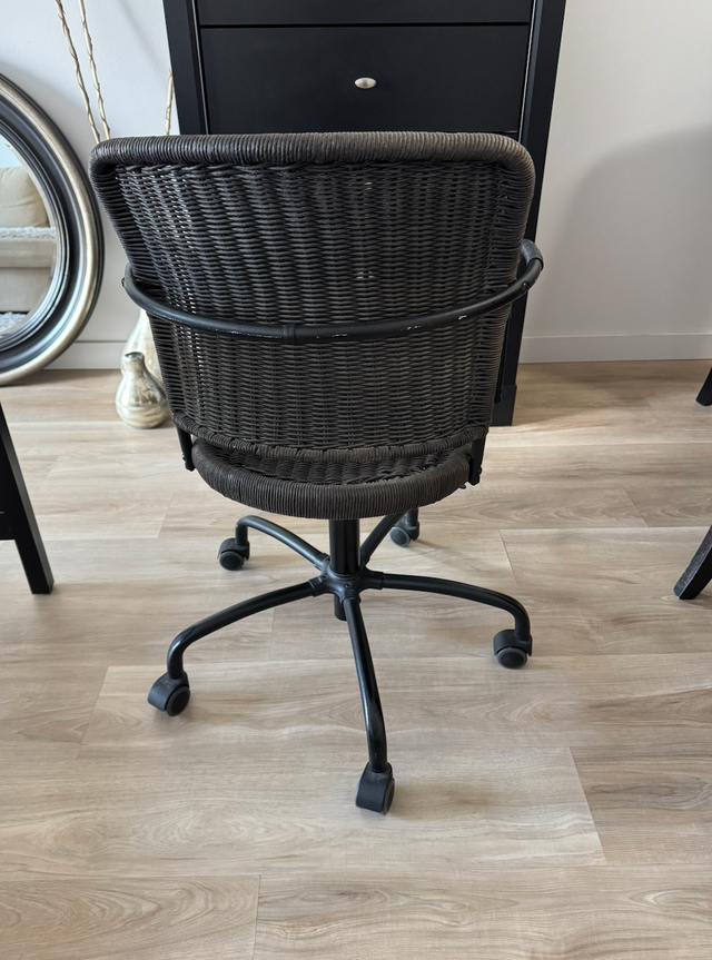 Chaise osier pivotante à roulette Ikea en très bon état à vendre - Photo 2