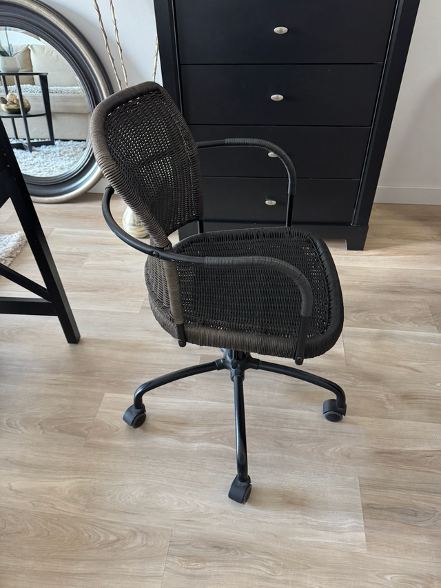 Chaise osier pivotante à roulette Ikea en très bon état à vendre - Photo 4