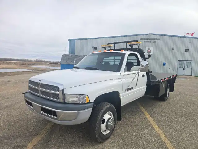 Forsale 1999 Dodge 3500 two wheel drive with under 77,000 kms - Photo 2