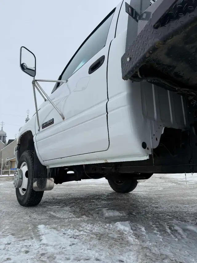 Forsale 1999 Dodge 3500 two wheel drive with under 77,000 kms - Photo 5
