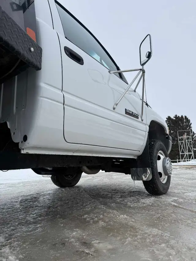 Forsale 1999 Dodge 3500 two wheel drive with under 77,000 kms - Photo 6