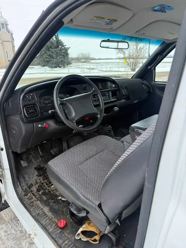 Forsale 1999 Dodge 3500 two wheel drive with under 77,000 kms - Photo 8
