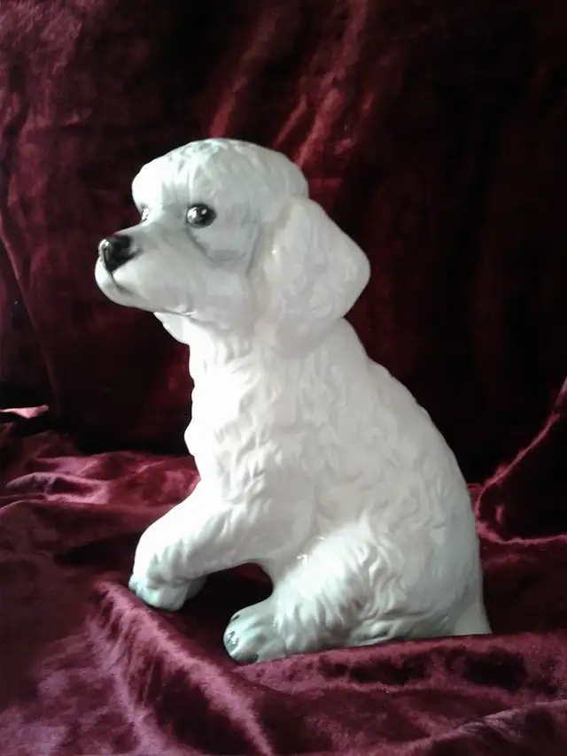 ADORABLE PETIT CANICHE EN PORCELAINE - Photo 2