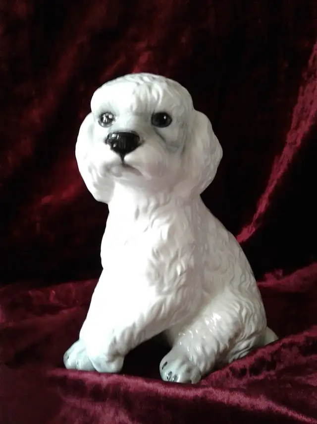 PETIT CANICHE DE PORCELAINE