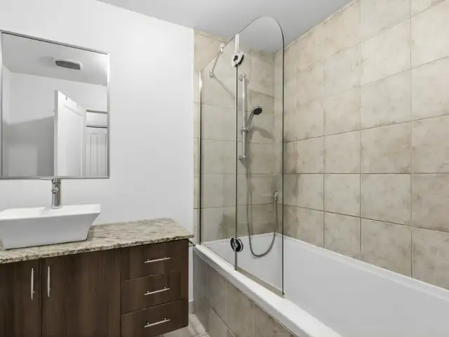 WOW  Condo 2 chambres meublé au centre-ville   piscine et gym! - Photo 13