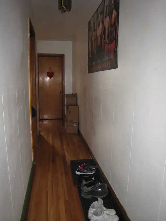 freshly renovated upper 3 1/2 apartment in lasalle - Photo 4