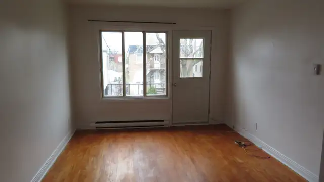 freshly renovated upper 3 1/2 apartment in lasalle - Photo 6