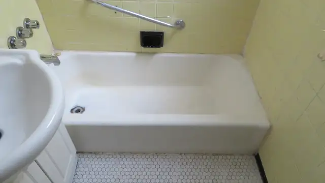freshly renovated upper 3 1/2 apartment in lasalle - Photo 10