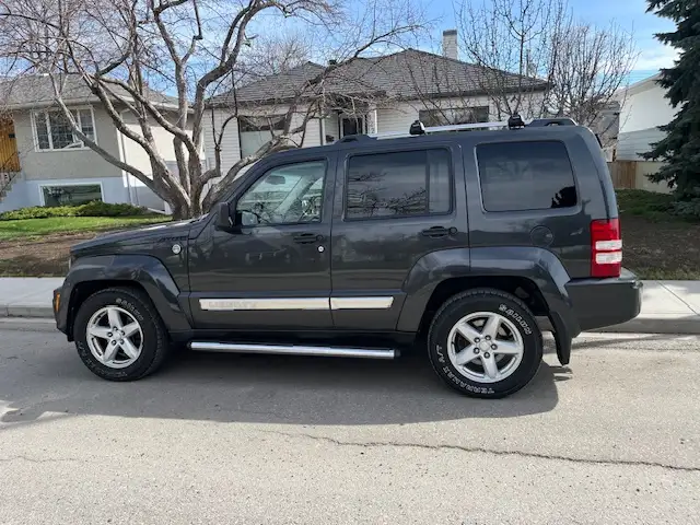 2010 Jeep Liberty Limited | Trail Rated 4x4 | Winter-Ready SUV - Photo 2