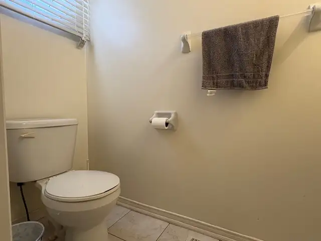 Furnished bedroom in Oshawa for rent - Photo 2