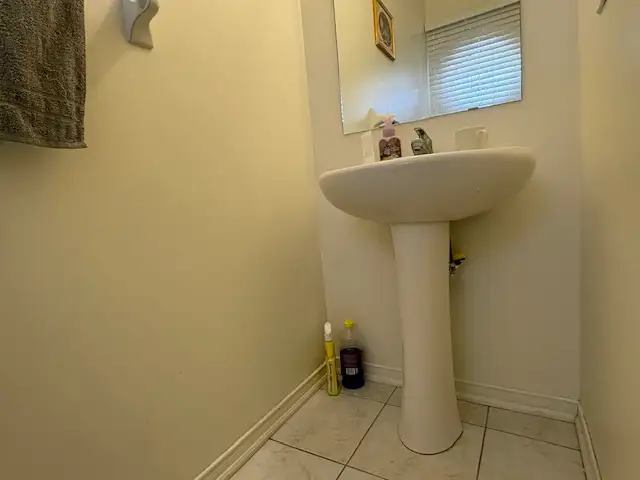 Furnished bedroom in Oshawa for rent - Photo 3