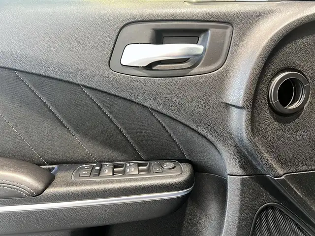 2016 Dodge Charger R/T Scat Pack Only 66,000 km's! No accidents! - Photo 12