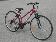 FEMALE'S HYBRID 700C SUPERCYCLE SOLARIS 18SPD ROAD/TRAIL BIKE!