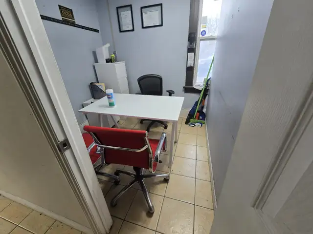 OMVIC APPROVED OFFICE FOR LEASE DOWNTOWN BRAMPTON - Photo 4