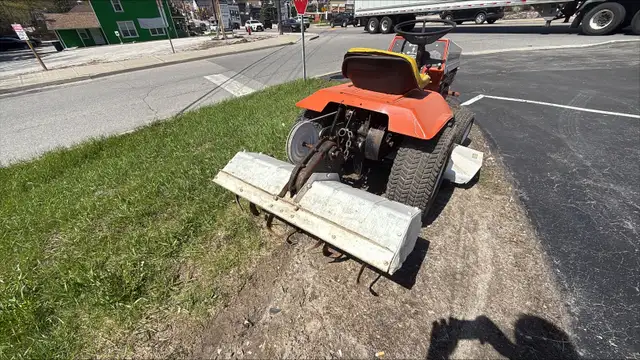 Allis Chalmers 312 Garden Tractor - Photo 2