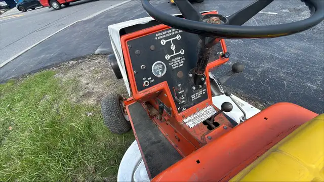 Allis Chalmers 312 Garden Tractor - Photo 5