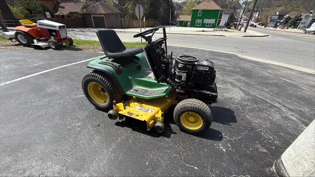 JOHN DEERE GT262 LAWN TRACTOR