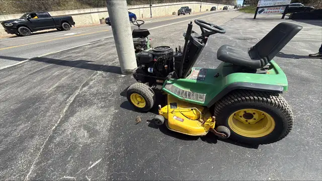 JOHN DEERE GT262 LAWN TRACTOR - Photo 2