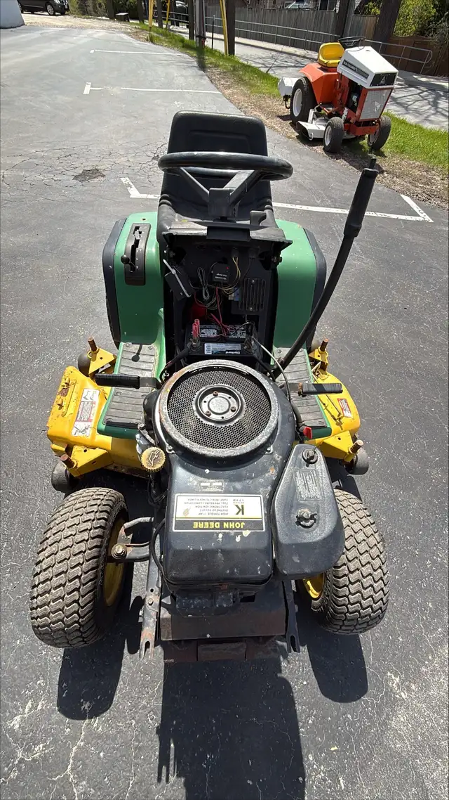 JOHN DEERE GT262 LAWN TRACTOR - Photo 3