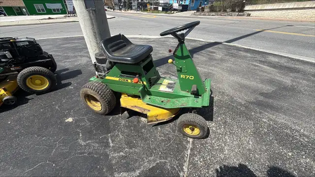 JOHN DEERE R70 RIDING LAWN MOWER