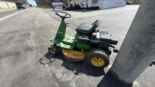 JOHN DEERE R70 RIDING LAWN MOWER - Photo 2