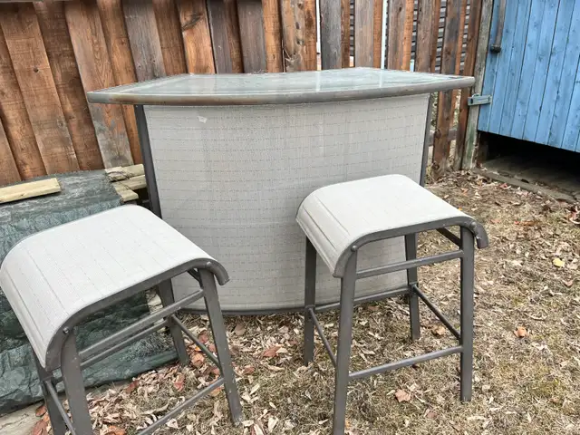 Outdoor Bar with 2 stools -$75.00
