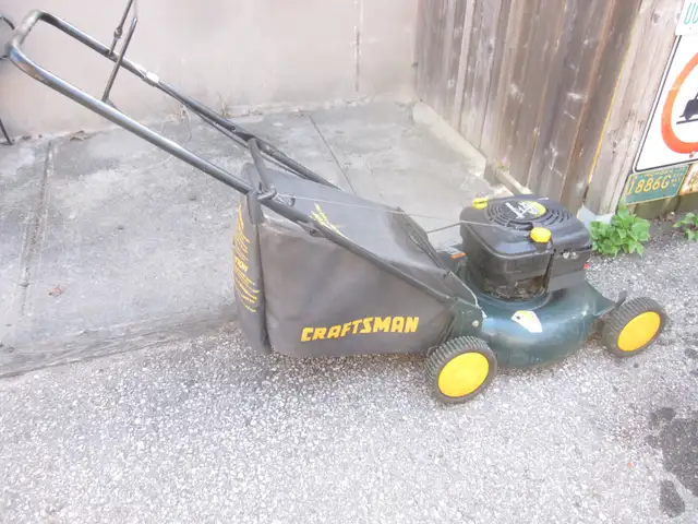 CRAFTSMAN 21'BRIGGS 6.25 H/P LAWN PUSH MOWER WITH REAR BAGGER