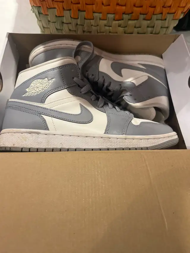 air Jorden white and grey size 8.5