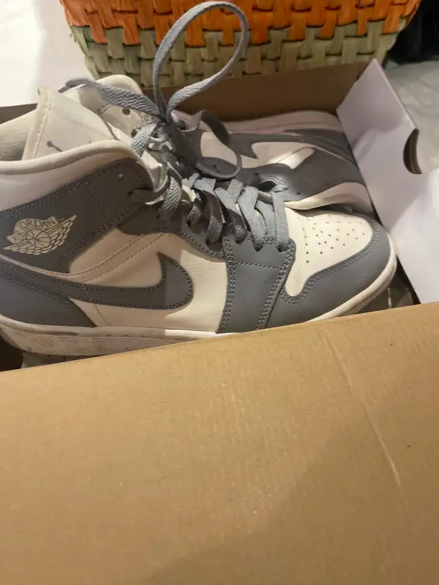 air Jorden white and grey size 8.5 - Photo 2