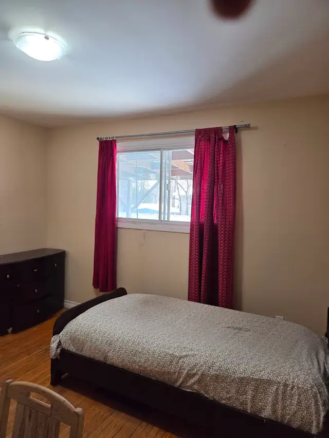 Room for $ 575 (rent, utilities and Internet)