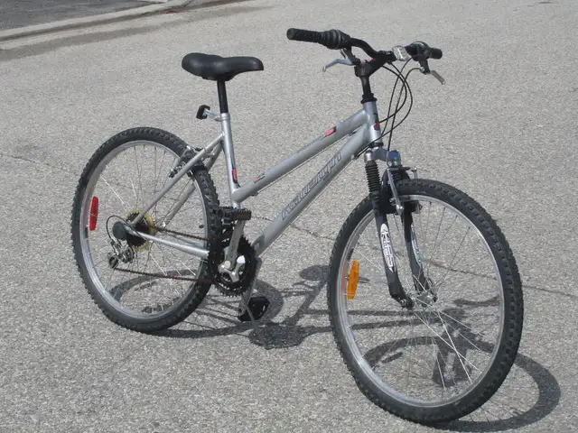 NICE SHAPE FEMALE'S 26' RALEIGH SUMMIT 18 SPD WITH SUSPENSION!