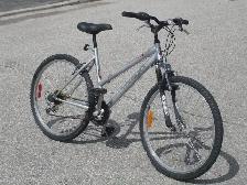 NICE SHAPE FEMALE'S 26' RALEIGH SUMMIT 18 SPD WITH SUSPENSION!