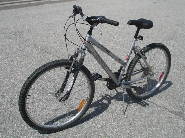 NICE SHAPE FEMALE'S 26' RALEIGH SUMMIT 18 SPD WITH SUSPENSION! - Photo 2