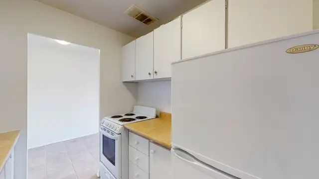July, 2 Bedroom 1 Bathroom w/Large Balcony in Centretown - Photo 3