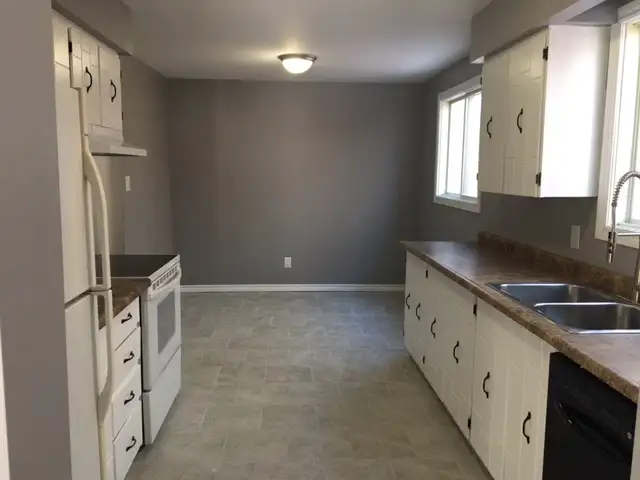 SE Barrie, Legal duplex, split level 3 bdrm, utilities incl. - Photo 2