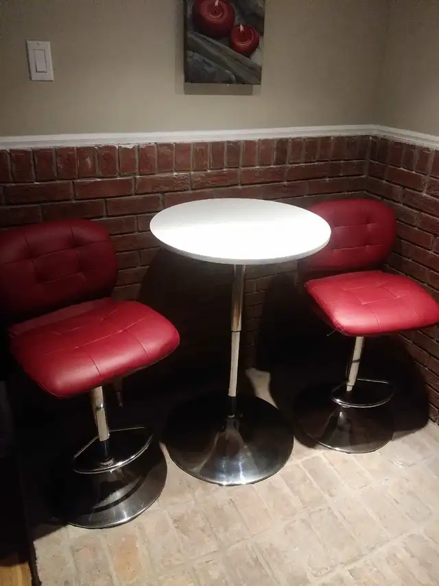 BAR STOOLS AND WHITE ROTATING TABLE