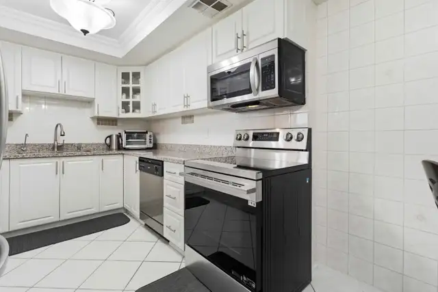 Spacious 2 1 Bedroom Condo for Sale in Scarborough Rouge - Photo 4