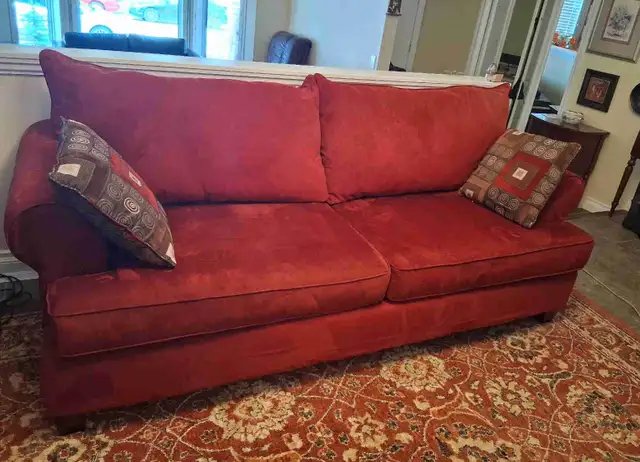 Comfortable 2-Cushion Sofa
