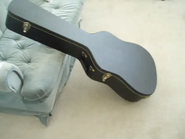 ACOUSTIC GUITAR CASE  -  LIKE NEW - Photo 3