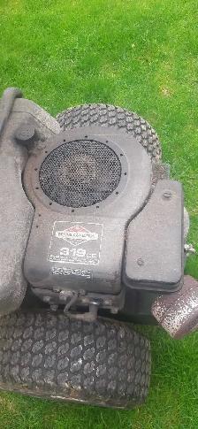 John Deere   R72 riding mower